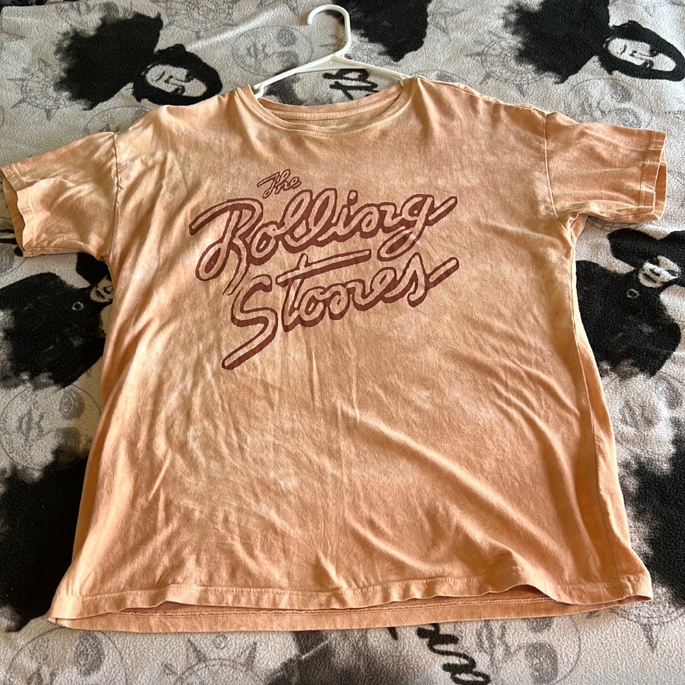 Cream/tan Rolling Stones tee.